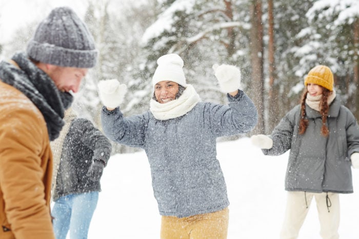 Giochi sulle soffici nevi di livigno sulle alpi