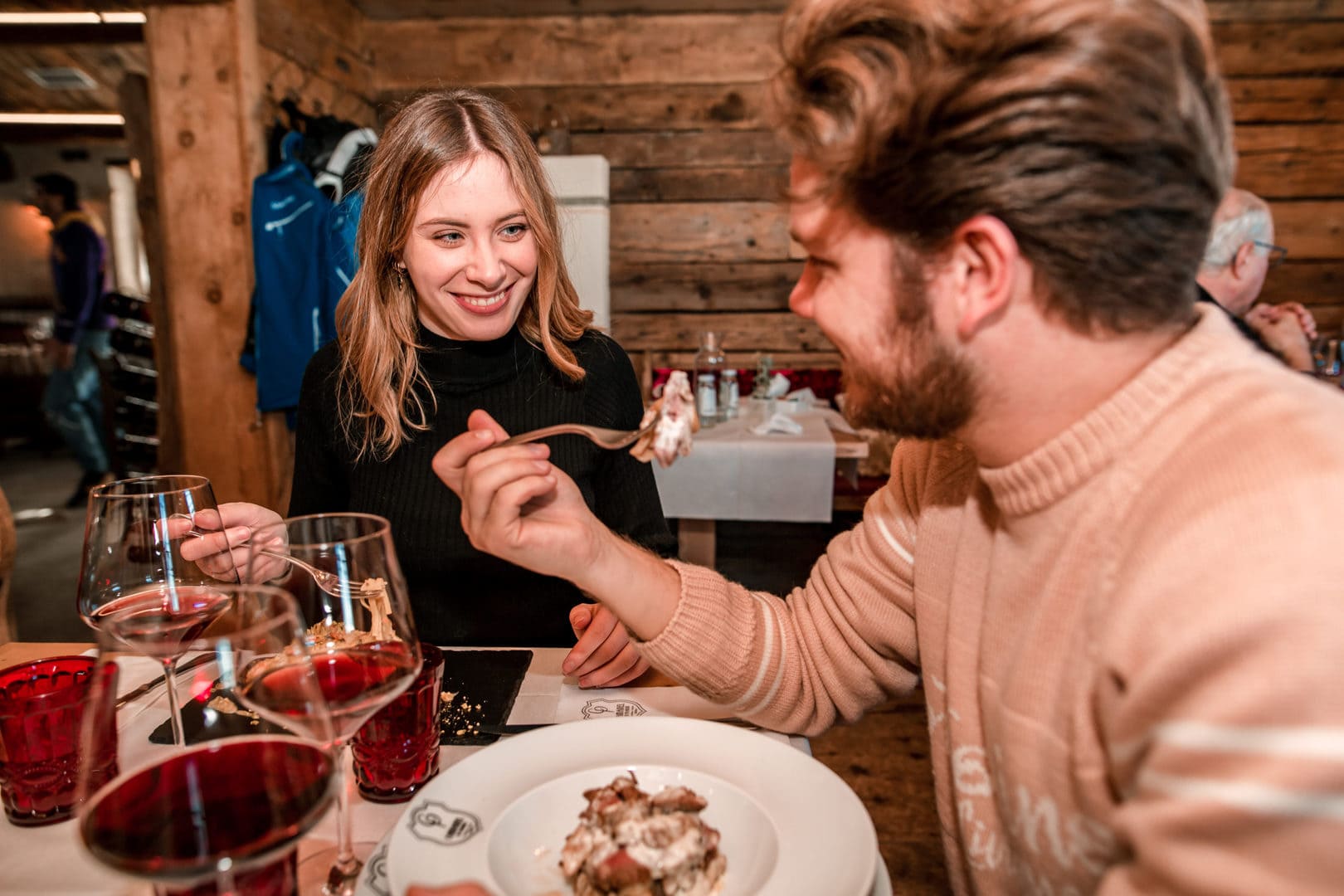 convivialità durante pranzo in quota a livigno