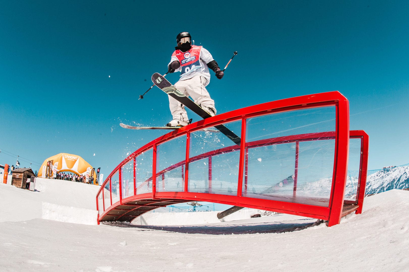 evoluzioni sugli sci sui tricks dello snowpark Mottolino