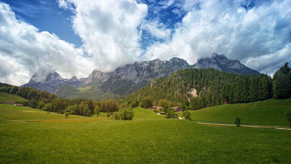 panorama mozzafiato delle montagne in stagione estiva