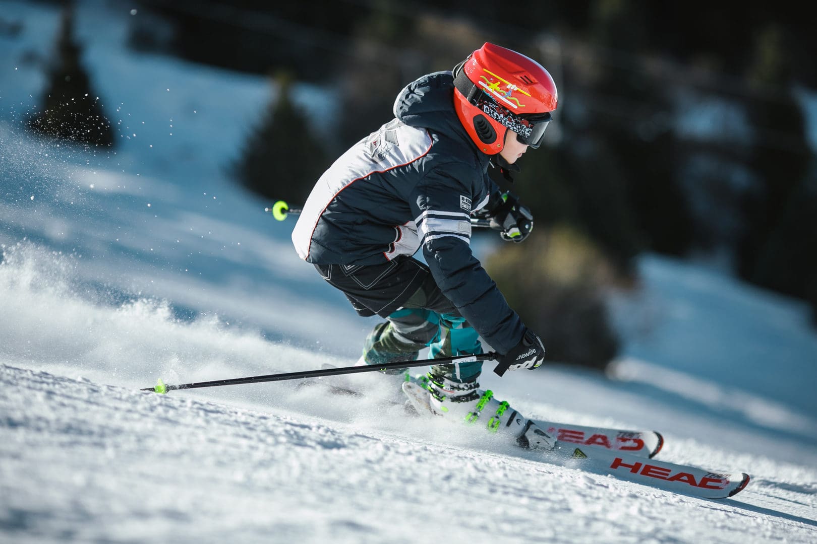 Bambini che sciano nella skiarea di livigno
