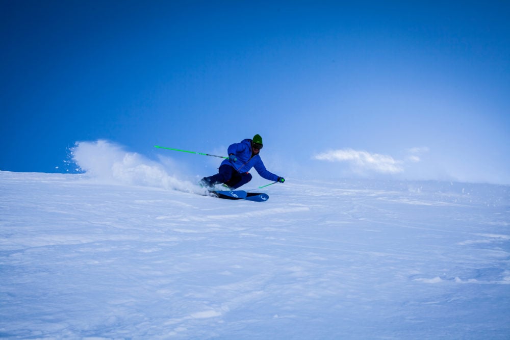 Piste innevate e sciatore freestyle. sulle Alpi