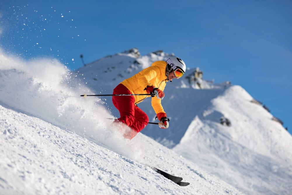 sciatore impegnato sulle piste alpine di livigno