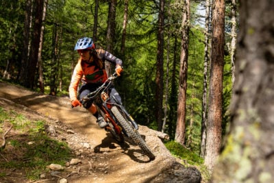 riders nei boschi durante discesa dal bike park Carosello 3000 a livigno