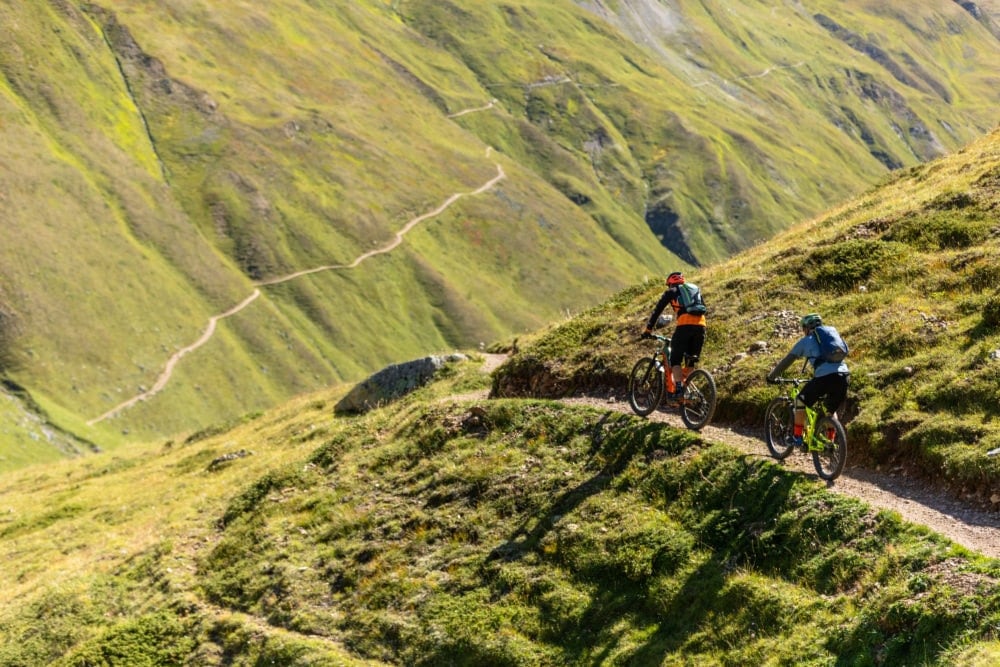 Riders durante la discesa dal mountain park Carosello 3000