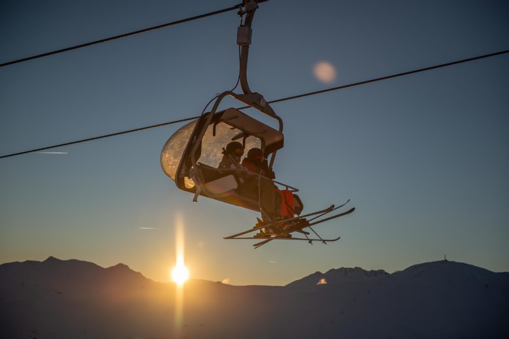 sciatori in seggiovia a livigno