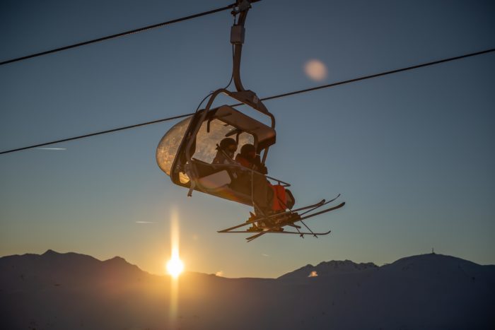 sciatori in seggiovia a livigno