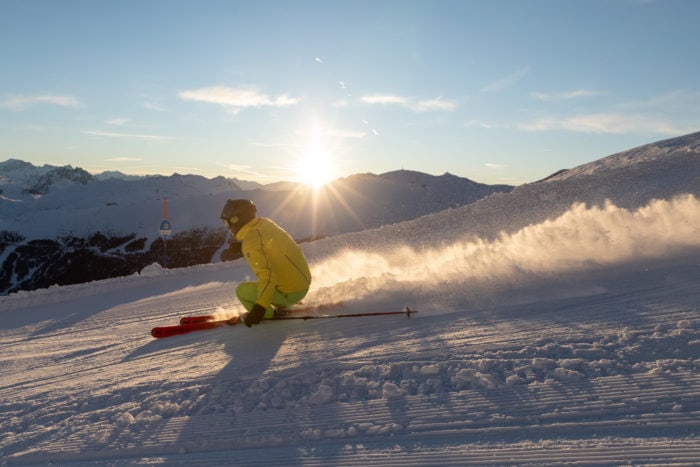 sciatore al tramonto sulle piste della skiarea di livigno