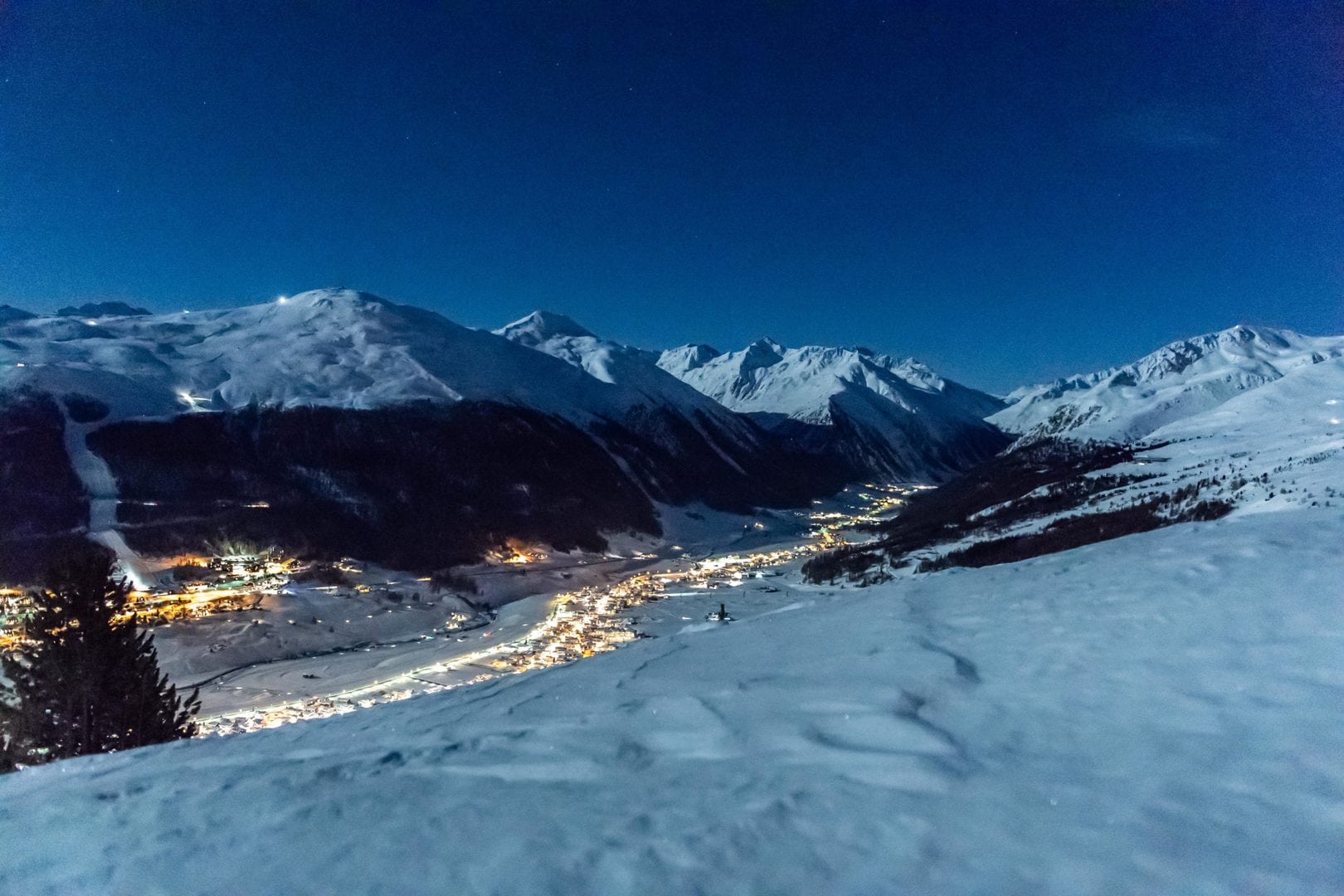 vista di livigno notturna