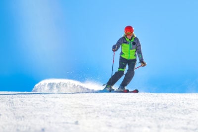 Sciatore impegnato sulle piste della sciovia di san rocco a livigno