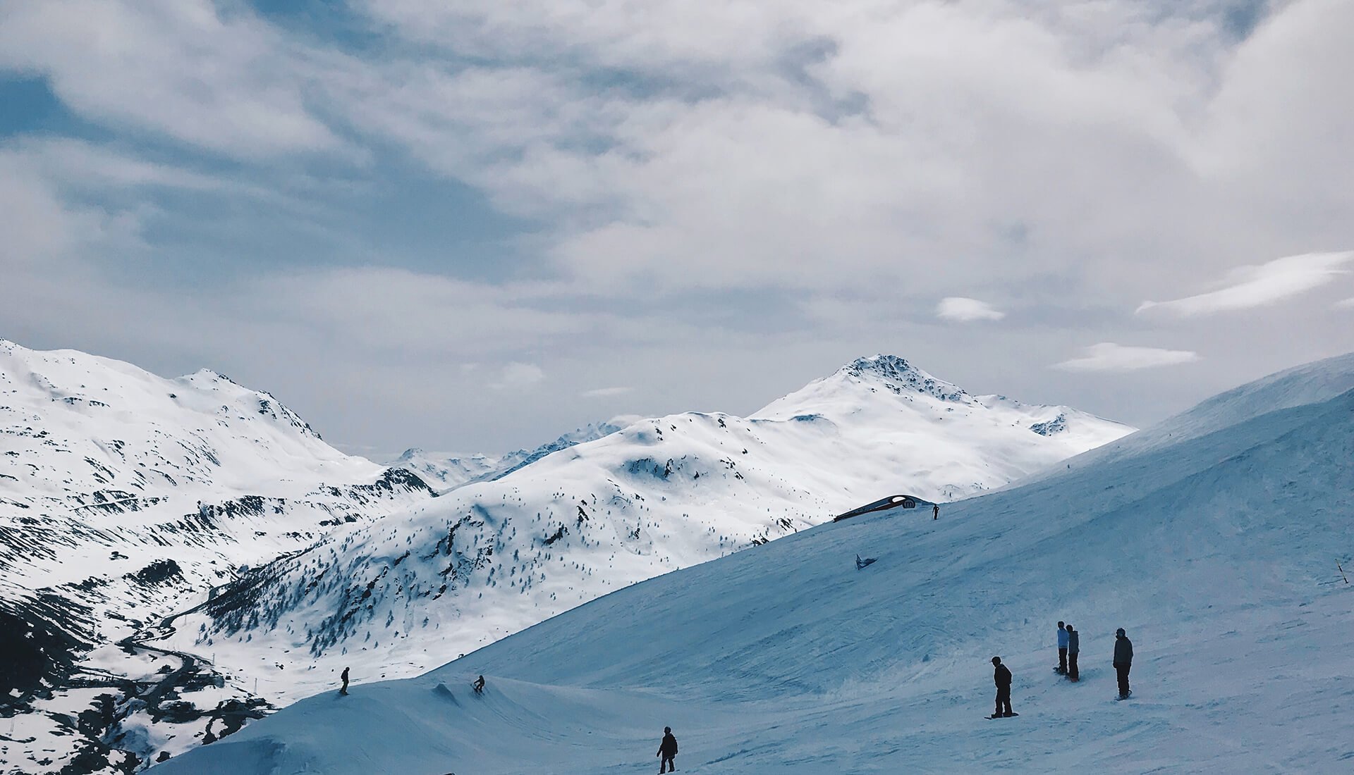 Sciatori in alta quota a Livigno sulle Alpi