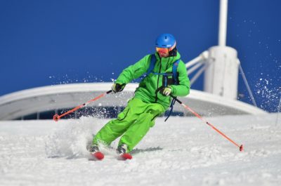 sciatore sulle piste innevate sulle Alpi