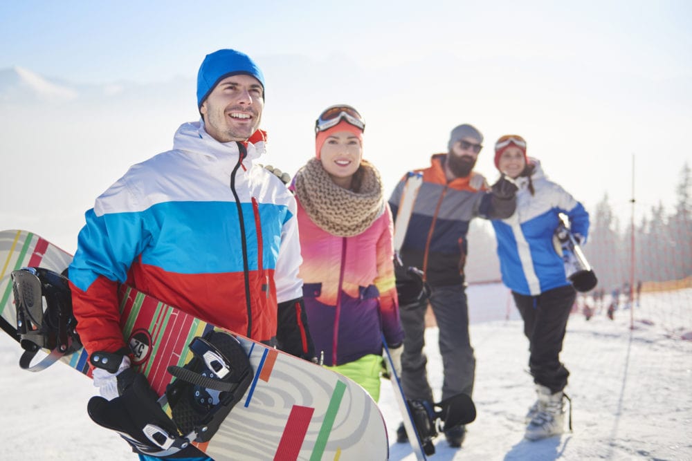 Snowboard rider sulle piste di livigno