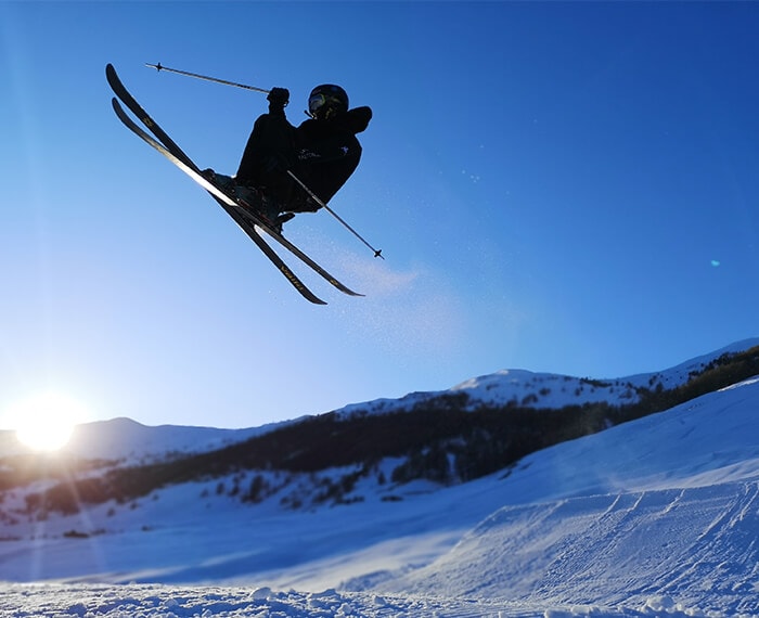 evoluzioni sugli sci presso lo snowpark Twenty nella Skiarea di Livigno