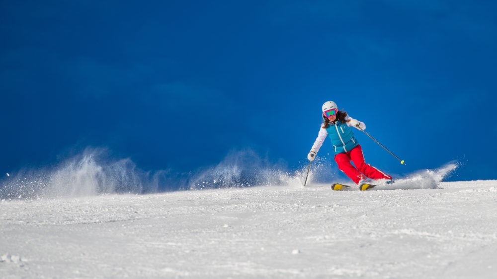 sciatrice sulle piste di livigno in giornata serena